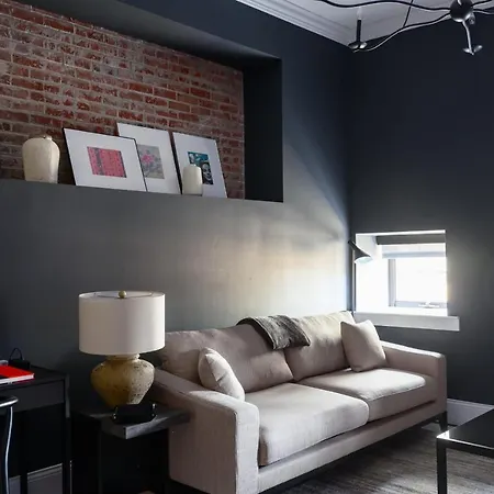 Frontdesk Revamped 1 Bedroom Apt By The Gate District